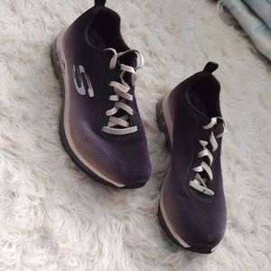 Kids Skechers, size 5, black ombre